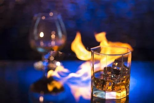 白兰地和威士忌的区别和喝法，仅仅是加冰和不加冰？